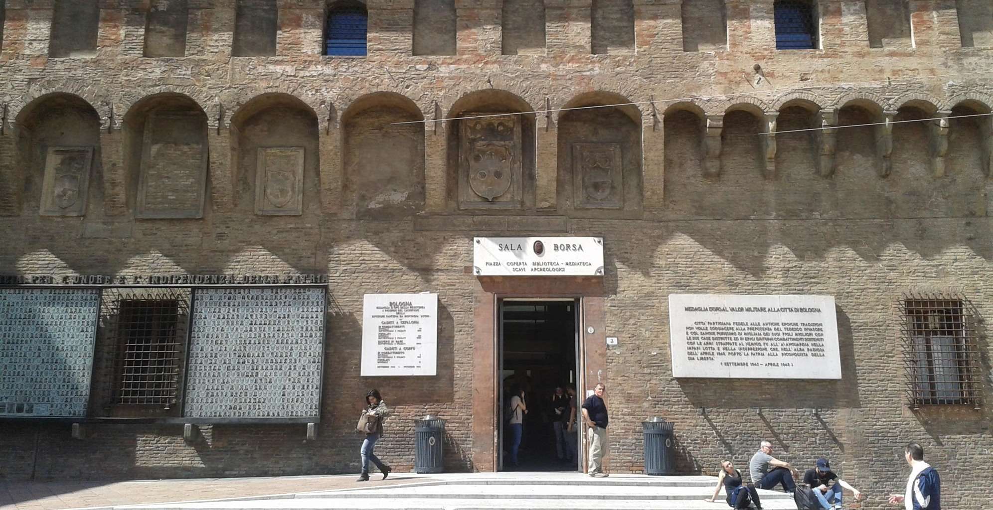 Bologna's Sala Borsa, Piazza Nettuno